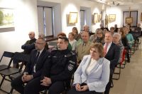 grupa osób na sali w muzeum