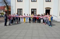 grupa dzieci przed budynkiem muzeum