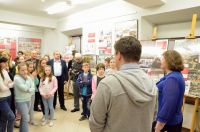 grupa osób na sali w muzeum