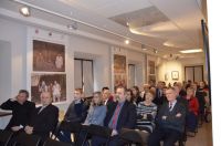 Grupa osób na sali w muzeum