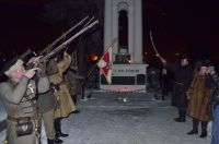 Rekonstruktorzy na cmentarzu