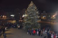 Rynek miejski z choinką w tle