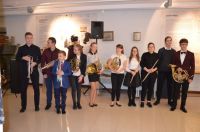 Grupa muzyków na sali w muzeum