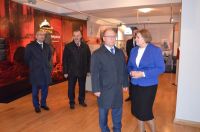 Grupa osób na sali w muzeum
