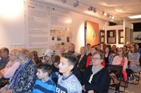 Grupa osób na sali w muzeum