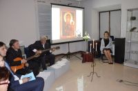 Grupa osób na sali w muzeum