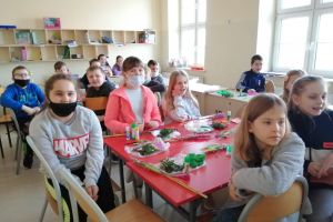 Grupa dzieci na sali w klasie