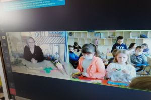 Dzieci i pracowniczka muzeum podczas lekcji online
