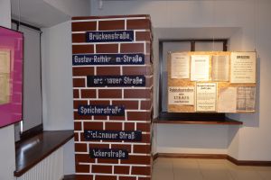 imitacja ściany z tablicami z nazwami ulic w języku niemieckim
