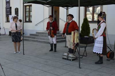 zespół muzyczny przed budynkiem muzeum