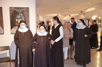 Siostry zakonne na sali wystawowej