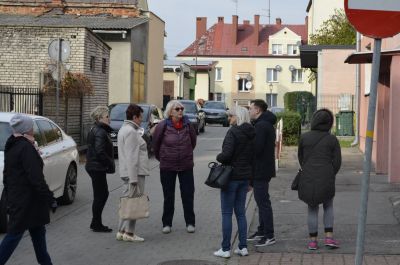 Grupa osób podczas spaceru po mieście