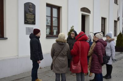 Grupa osób przed budynkiem muzeum