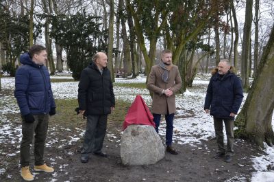 Cztery osoby przy zakrytej figurce Przaśnika