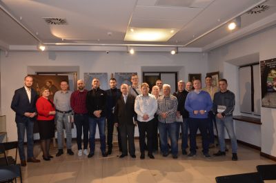 Grupa osób stojących na sali wystawowej