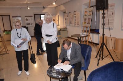 Autor podpisujący książki czytelnikom