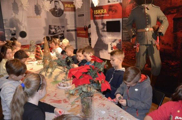 dzieci robiące ozdoby świąteczne