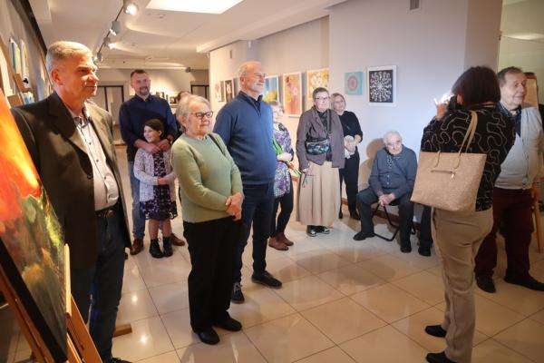 Grupa osób podczas wernisażu wystawy