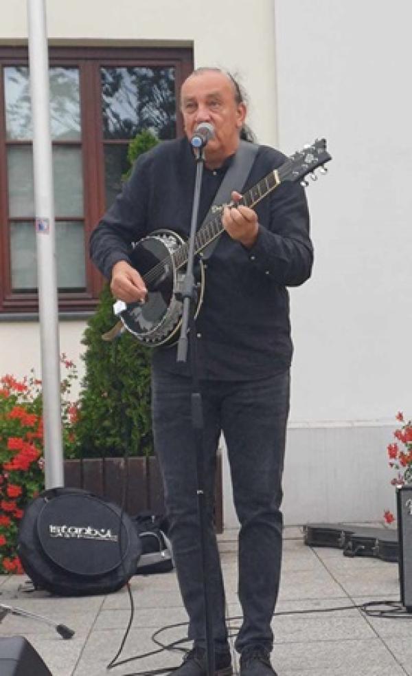 Mężczyzna grający na gitarze podczas koncertu