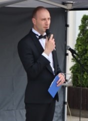 Mężczyzna prowadzący koncert