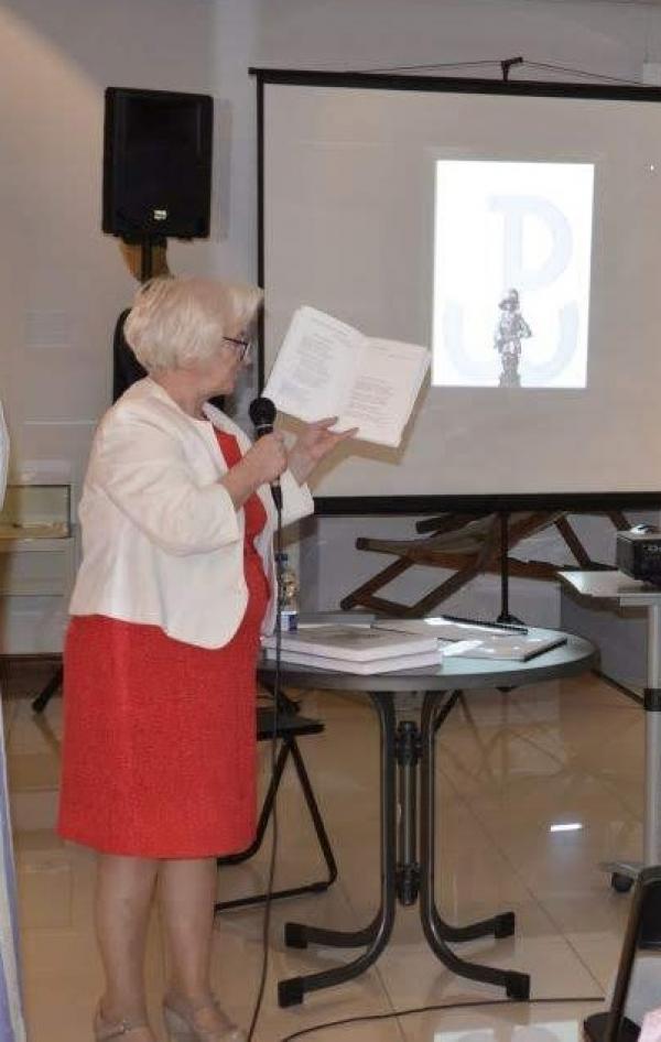 osoba stojąca z książką