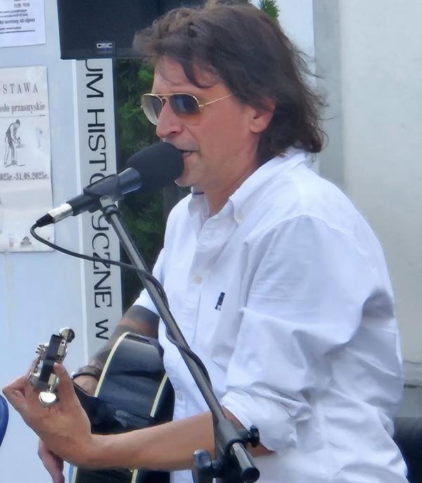 Mężczyzna grający na gitarze podczas koncertu