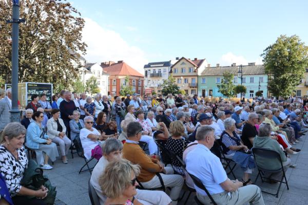 Grupa osób podczas koncertu