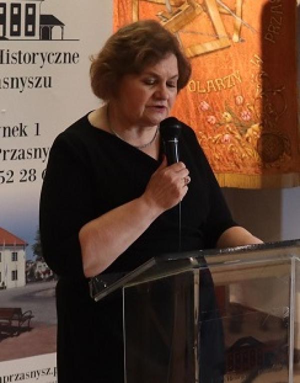 Kobieta przy mikrofonie