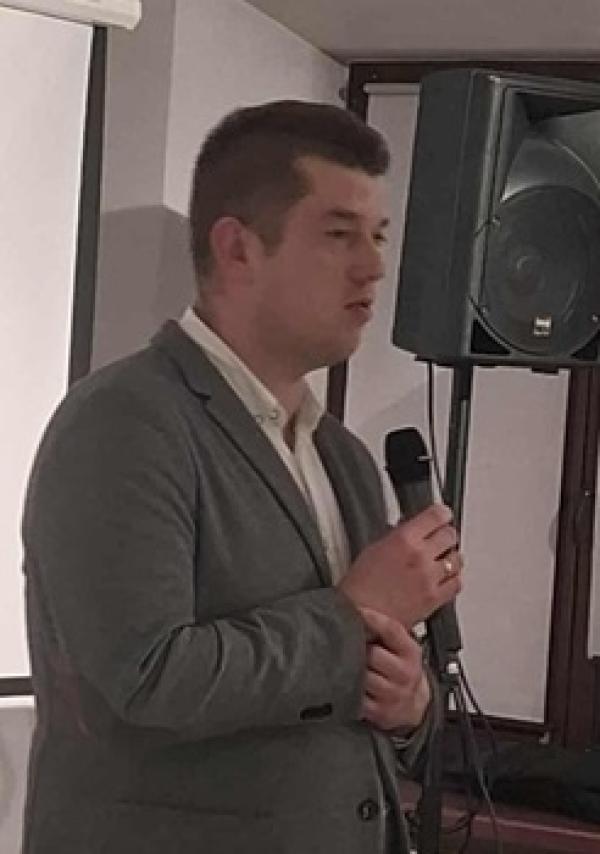 Mężczyzna przemawiająca podczas spotkania