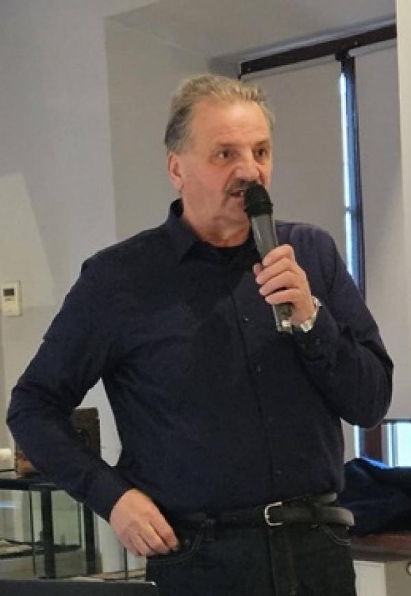 Mężczyzna przemawiający podczas spotkania