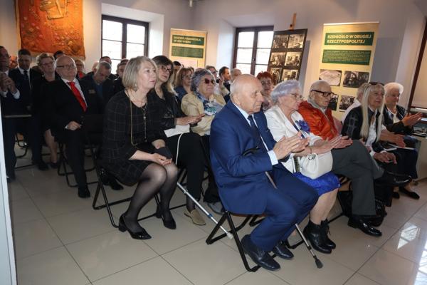 Grupa osób podczas wernisażu wystawy