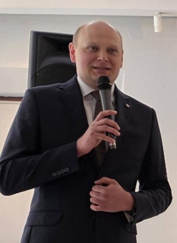 Mężczyzna przemawiająca podczas spotkania