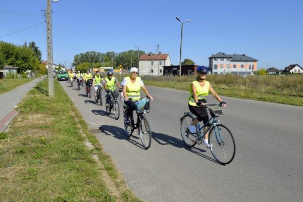 osoby jadące na rowerach