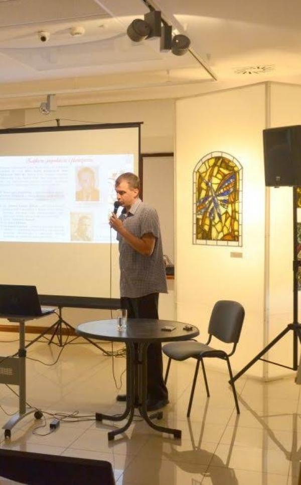 osoba stojąca z mikrofonem