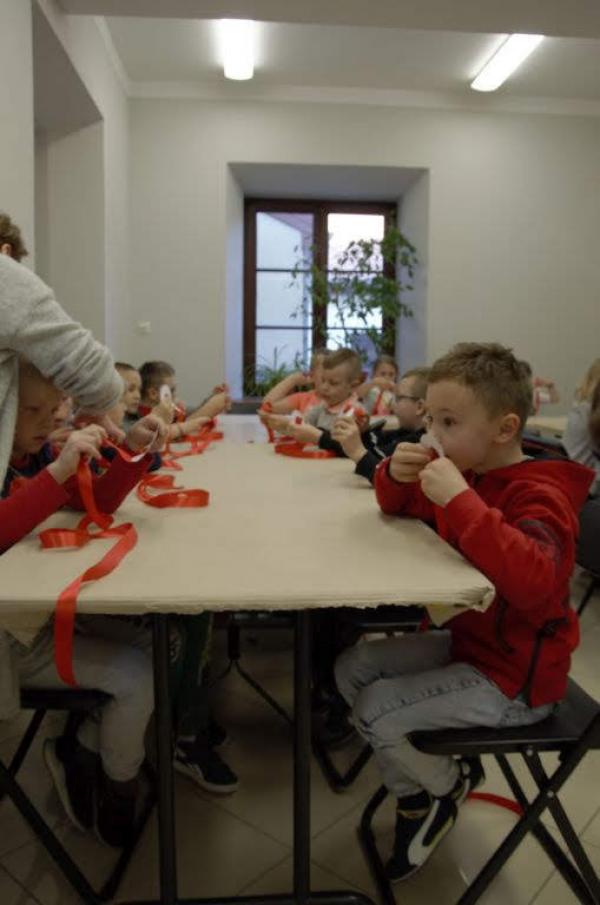dzieci przy stolikach