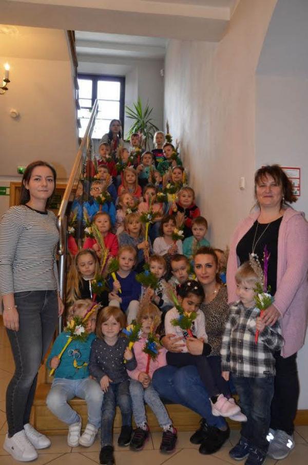dzieci siedzące na schodach