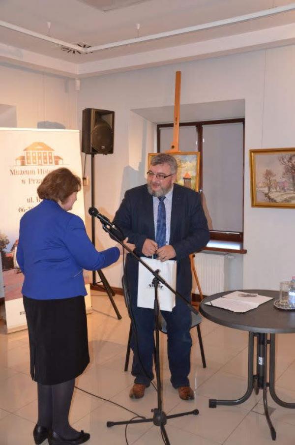 osoby stojące przy ekranie