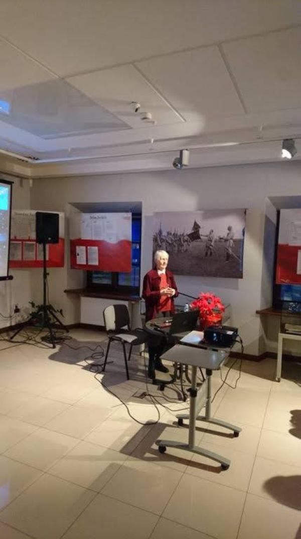 osoba stojąca przy stoliku