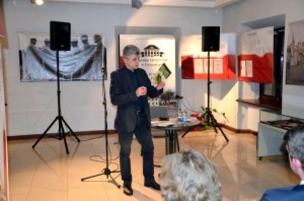 prelegent na sali wystawowej