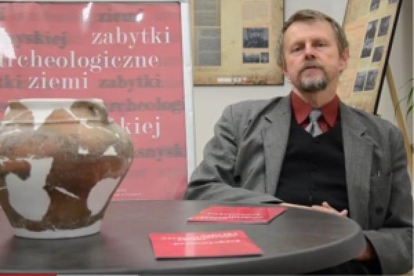 mężczyzna przy stoliku