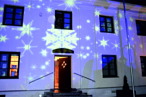 budynek muzeum oświetlony gwiazadmi