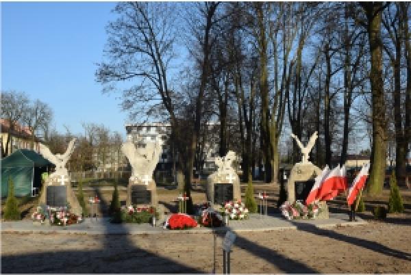 4 pomniki - orły