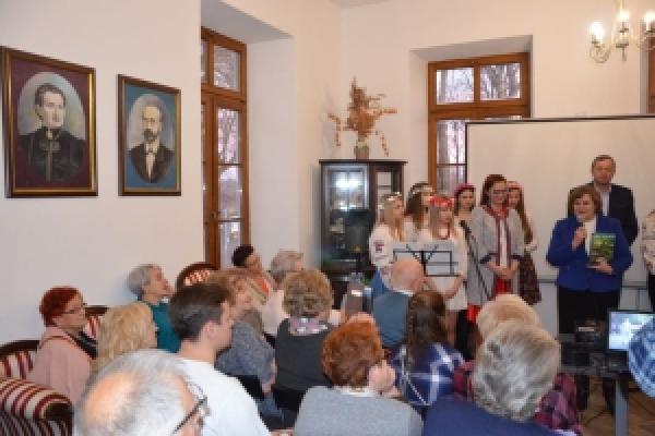 grupa ludzi w dworku w Chojnowie