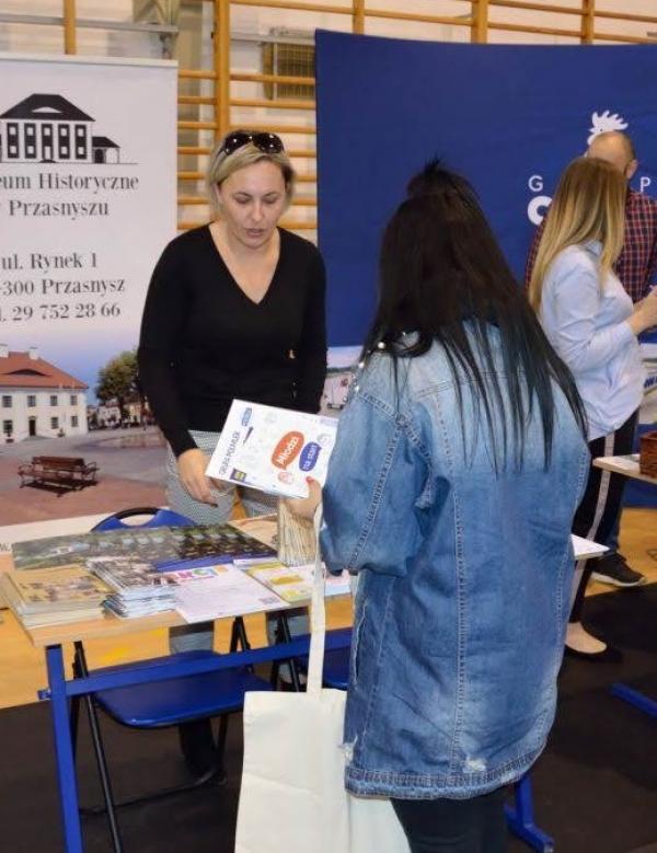 dwie kobiety przy stoliku na sali gimnastycznej