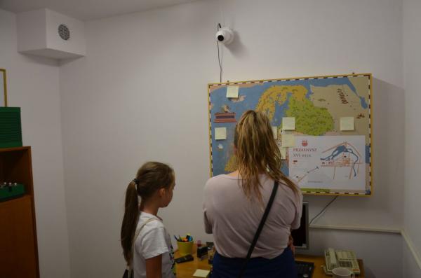 dwoje dzieci w escape room