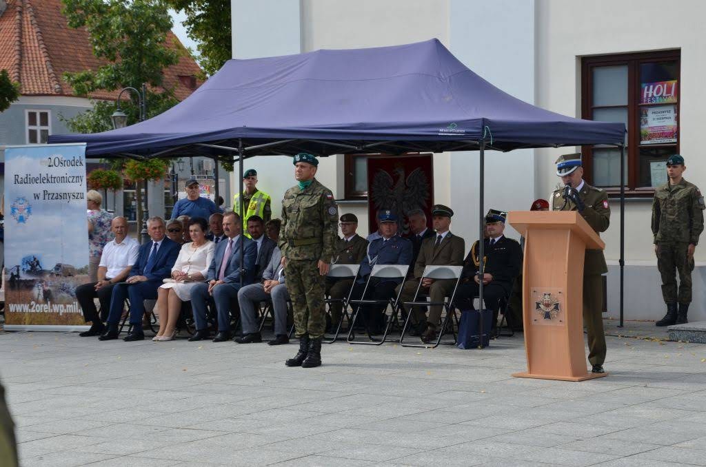 żołnierze przed budynkiem muzeum