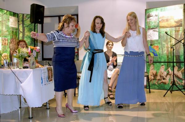 trzy kobiety na sali muzeum