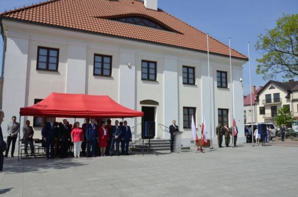 grupa osób przed budynkiem muzeum