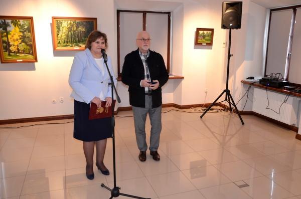dwie osoby na sali muzeum