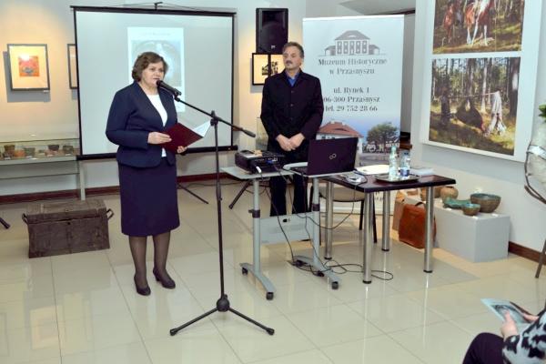 dwie osoby na sali muzeum